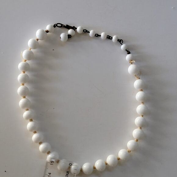 Vintage White Beaded Necklace Classic Round Beads with Brass Clasp Retro Jewelry - Picture 3 of 10